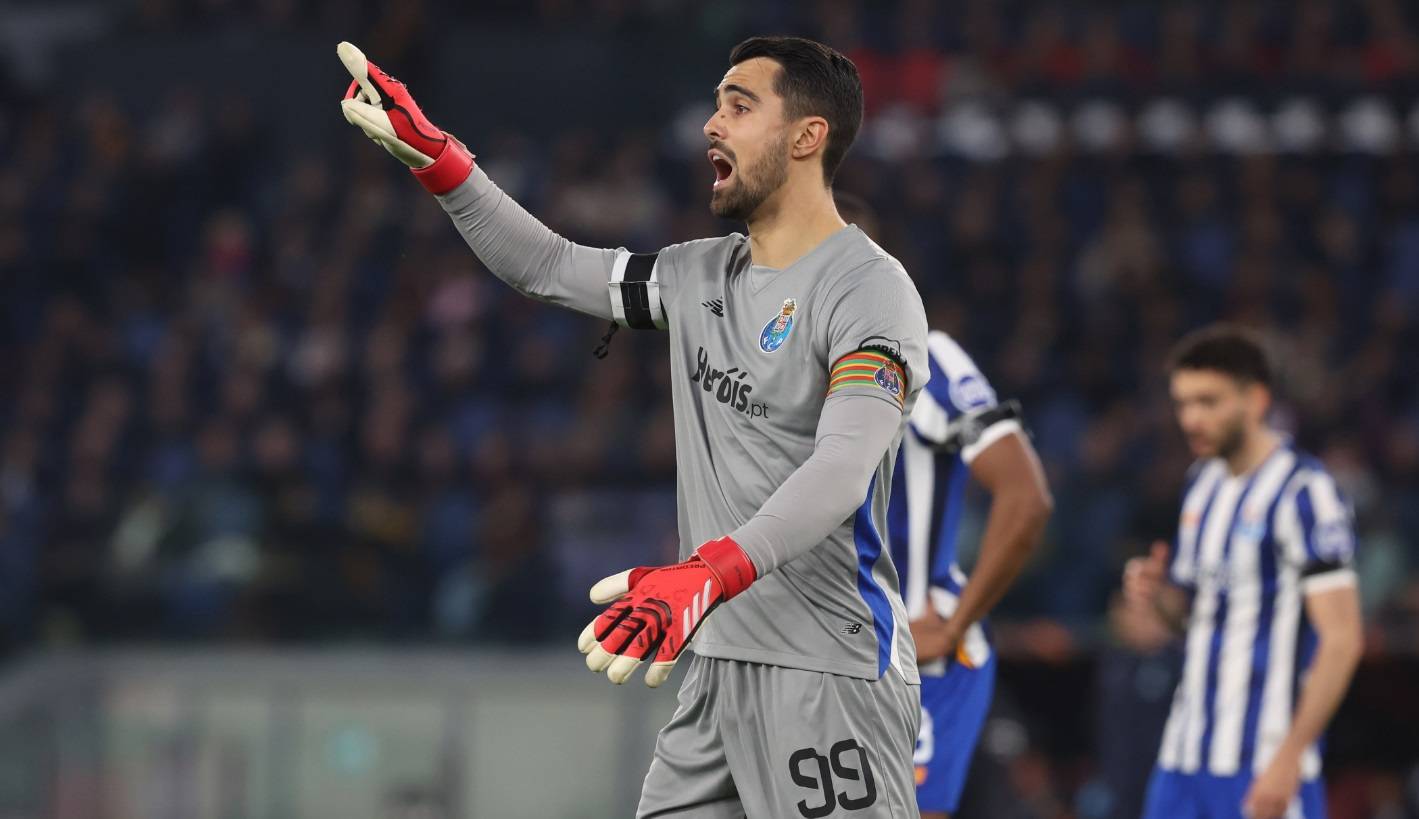 他正通过负 他正通过负